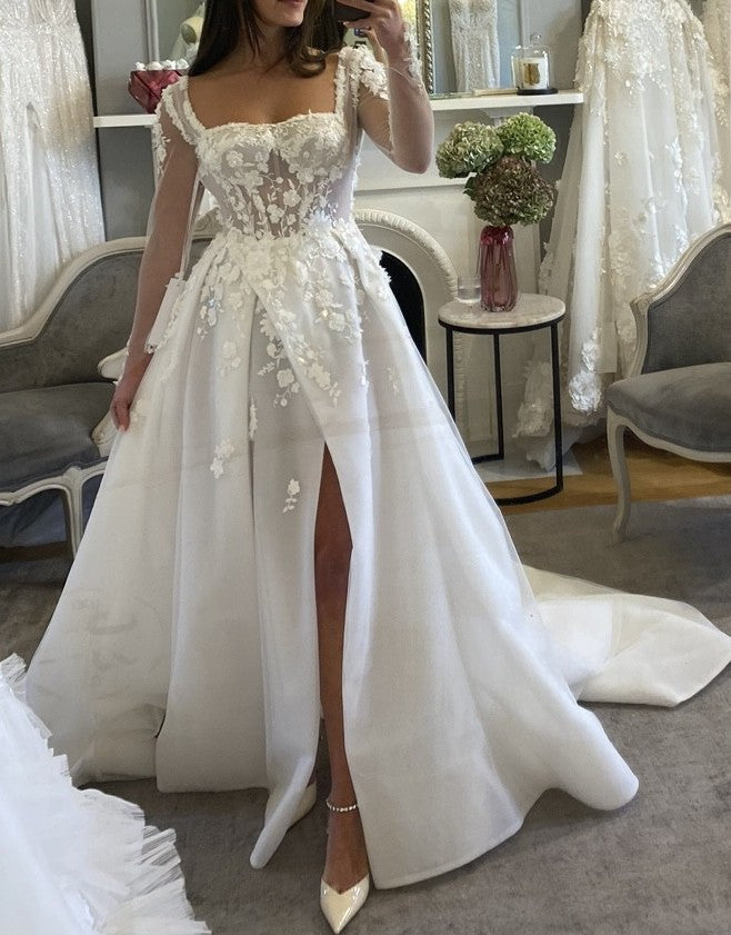 C2023-LS16K - Robe de mariée transparente à manches longues et col ouvert avec fente latérale et traîne