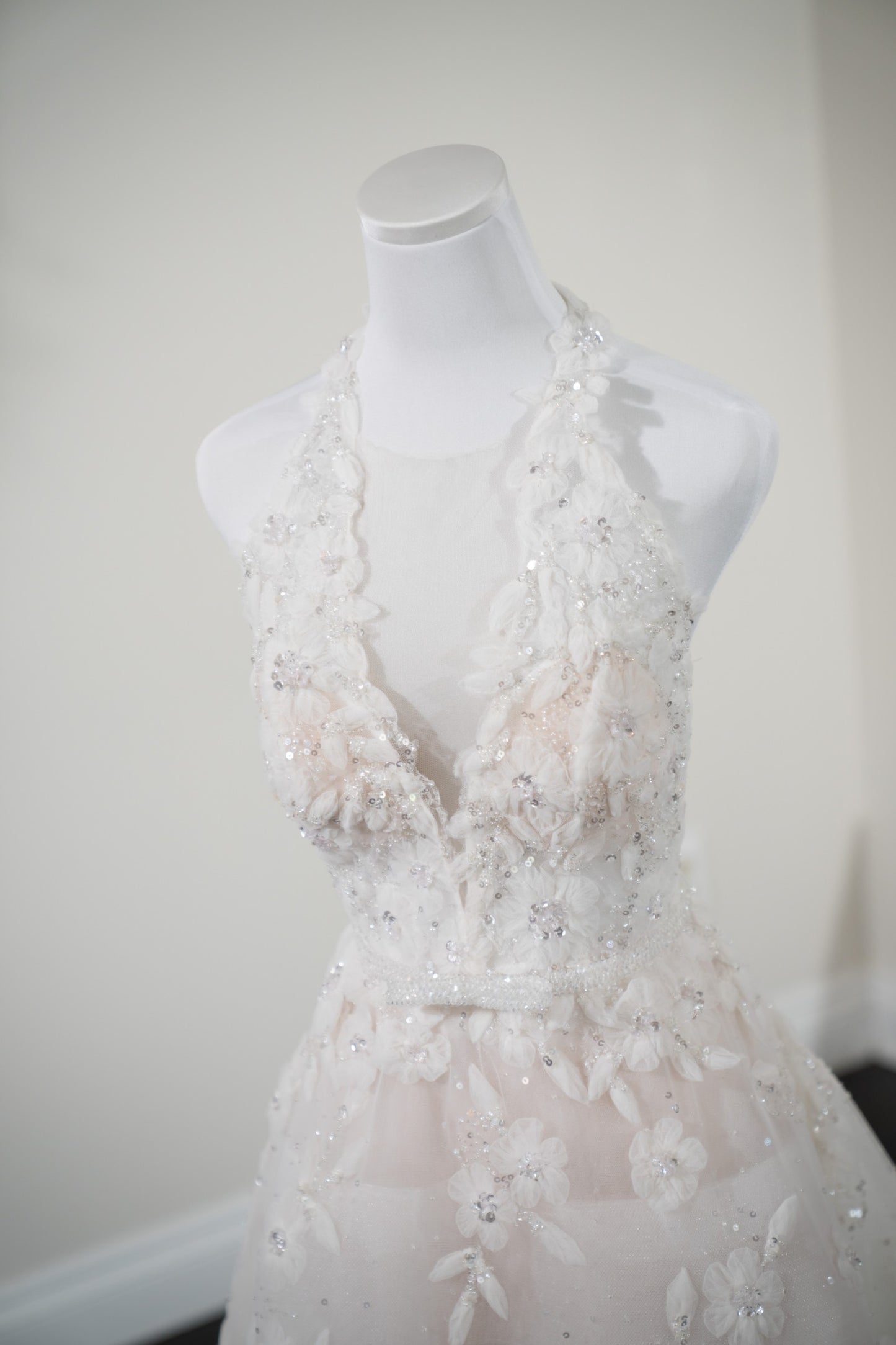 C2023-HA49V - Robe de mariée coupe trapèze sans manches et col en V, ornée en 3D
