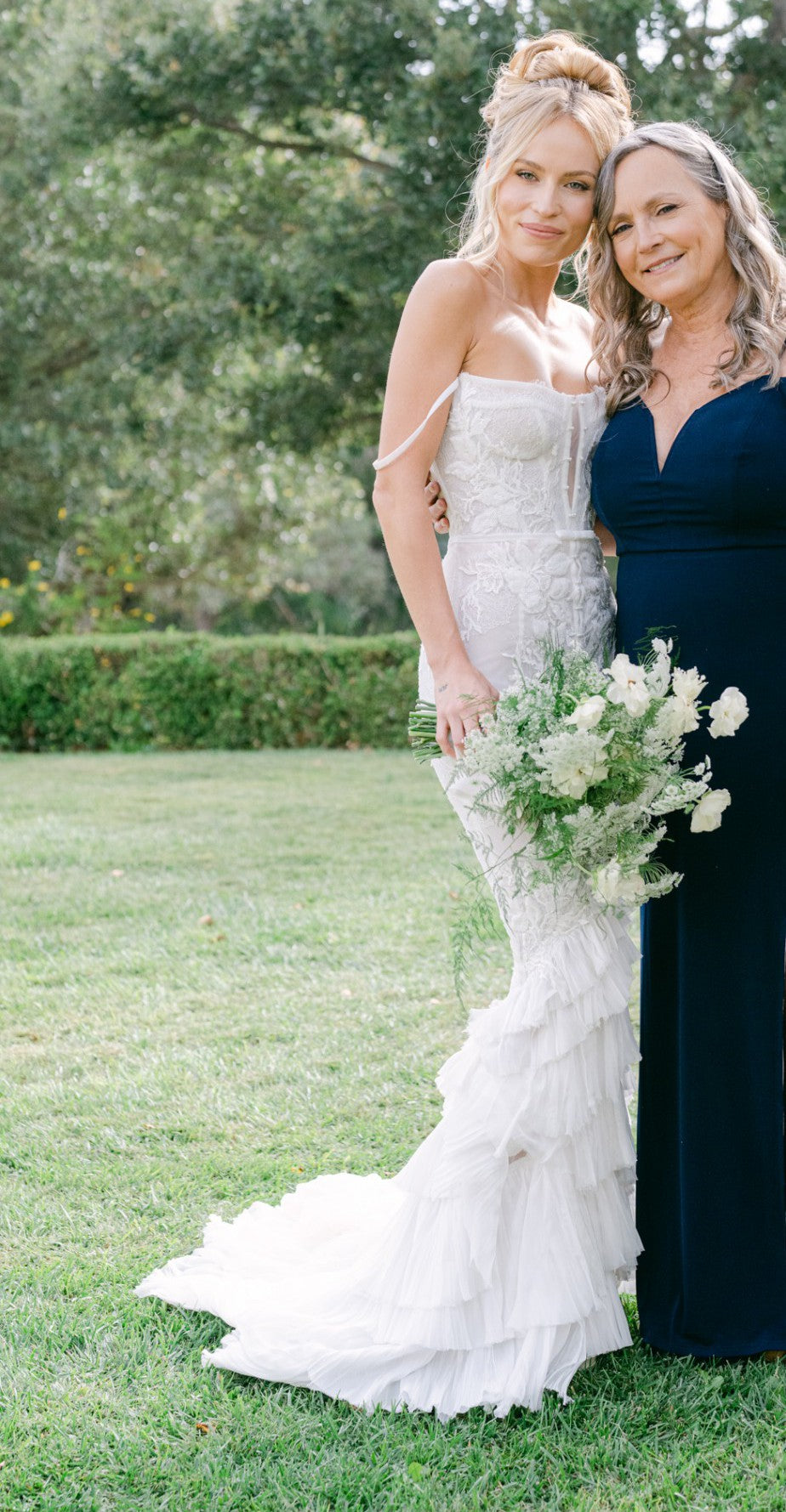 C2023-FF24 - vestido de novia sin tirantes con vuelo y encaje y volantes