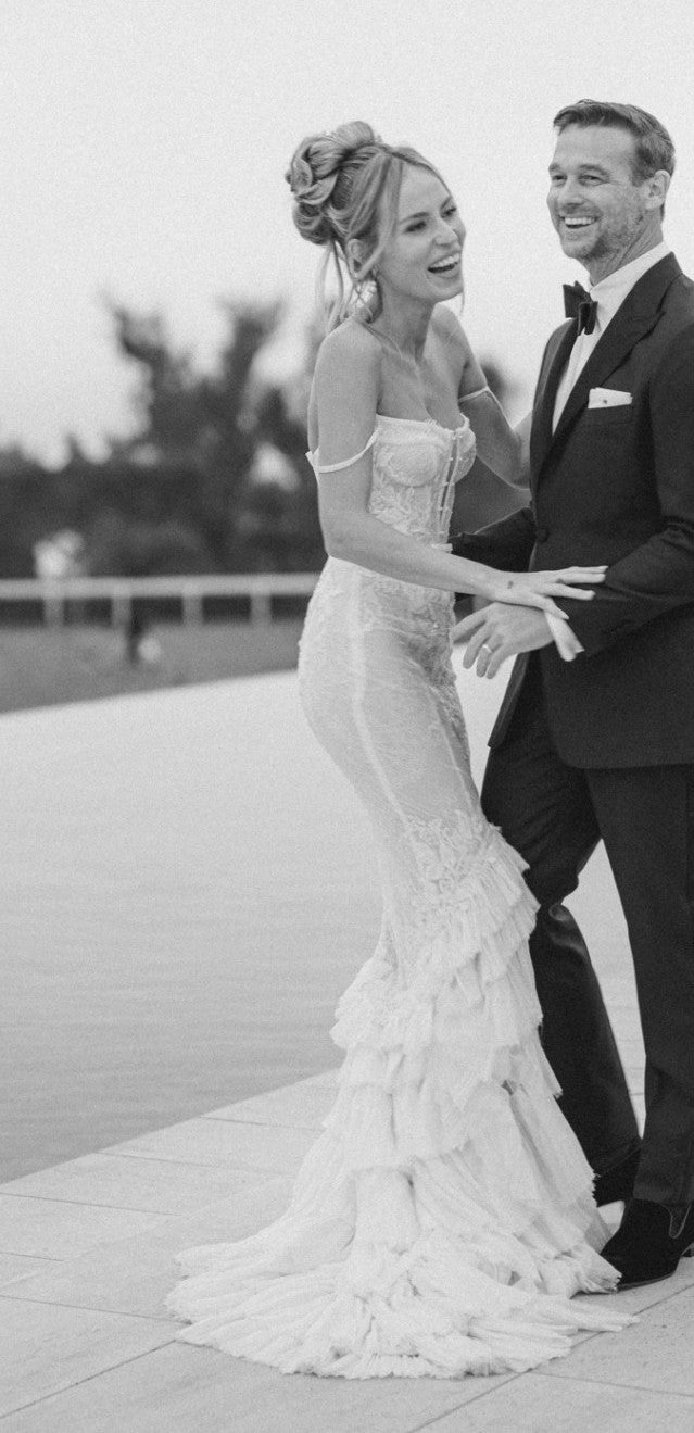 C2023-FF24 - vestido de novia sin tirantes con vuelo y encaje y volantes