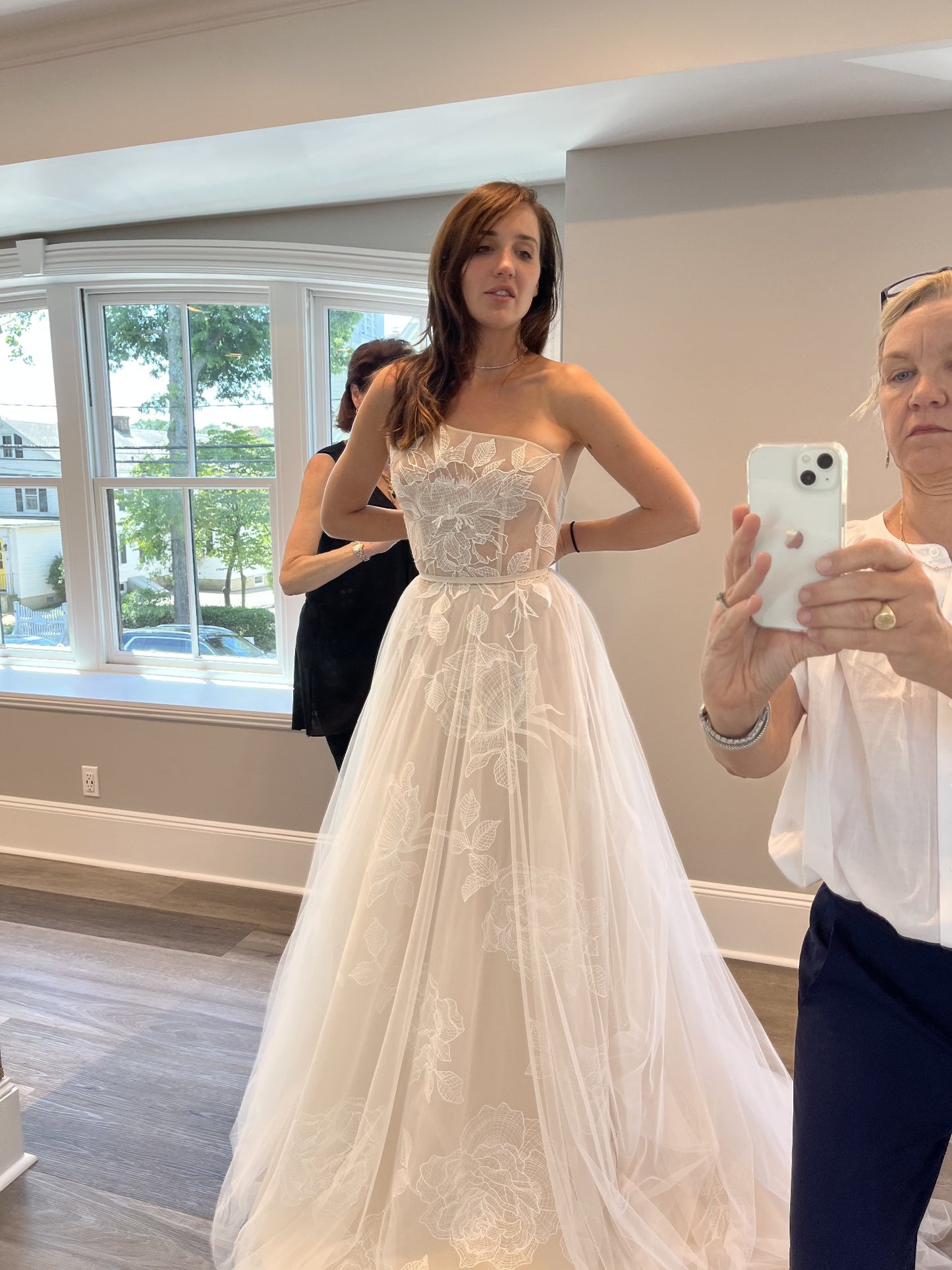 C2023-OS703 - robe de mariée trapèze brodée à une épaule
