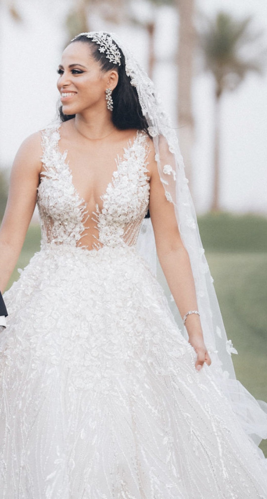 c2023-AL35V - robe de mariée trapèze en dentelle perlée et col en V transparent sans manches