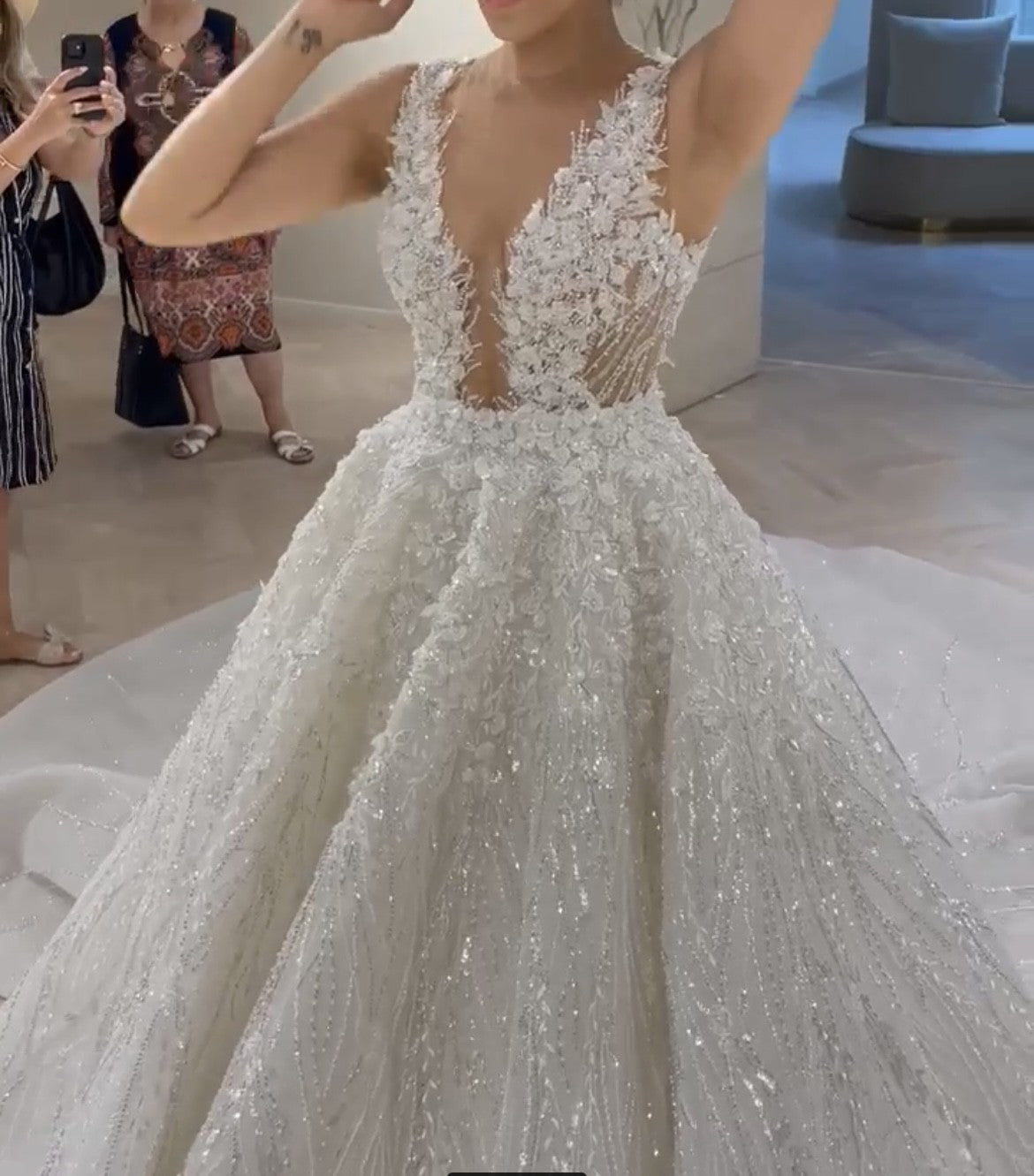 c2023-AL35V - robe de mariée trapèze en dentelle perlée et col en V transparent sans manches