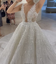 c2023-AL35V - vestido de novia línea A de encaje con pedrería y cuello en V transparente sin mangas