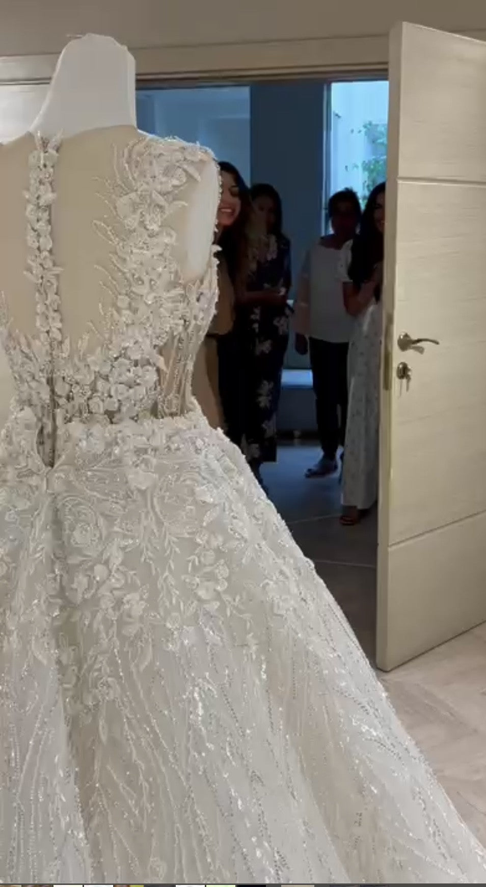 c2023-AL35V - robe de mariée trapèze en dentelle perlée et col en V transparent sans manches