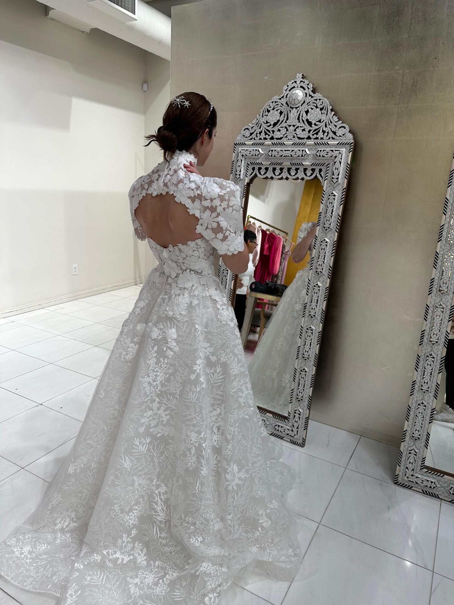 C2023-SS924 - Robe de mariée à manches courtes et col haut avec trou de serrure dans le dos