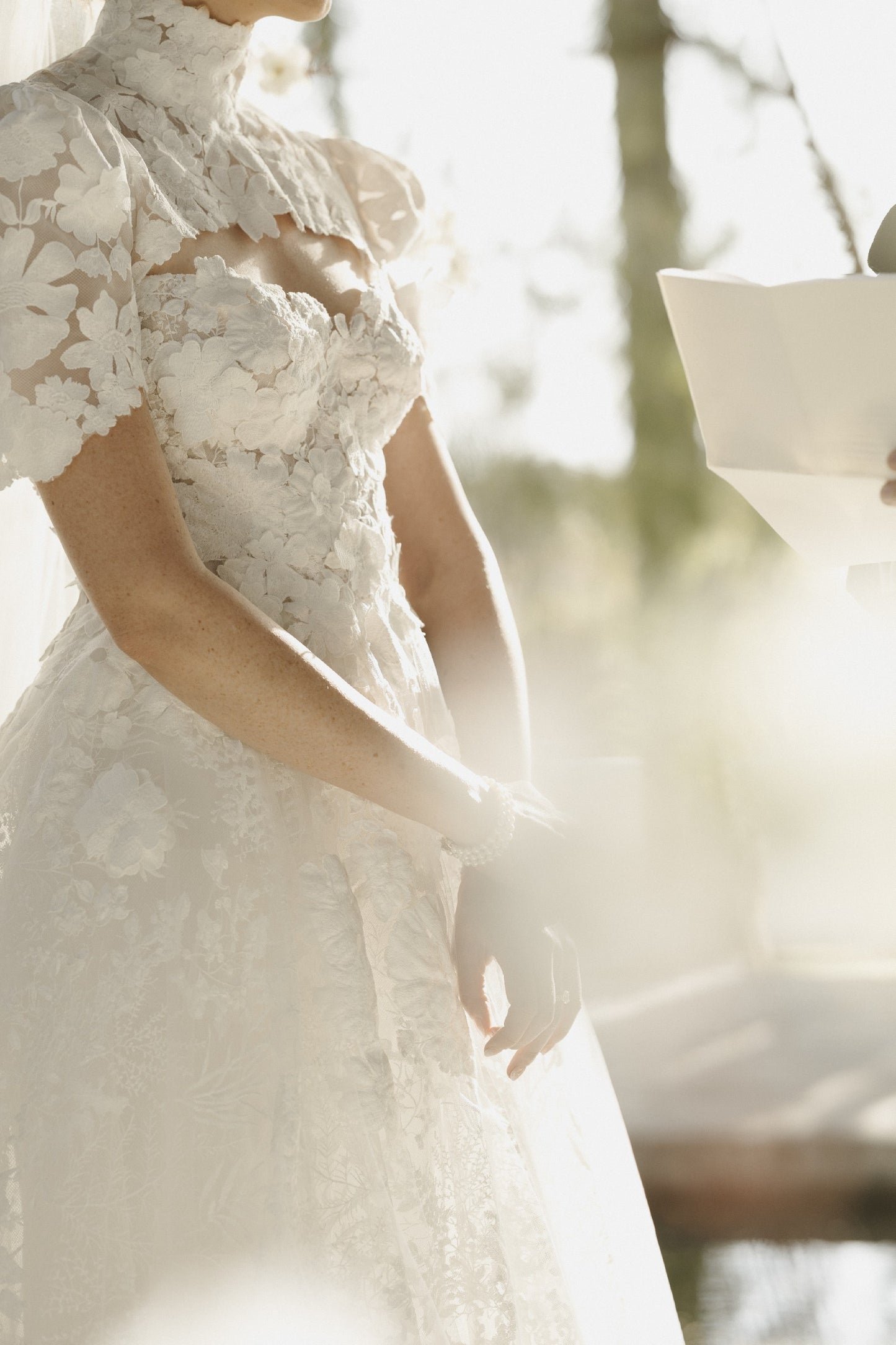 C2023-SS924 - Robe de mariée à manches courtes et col haut avec trou de serrure dans le dos