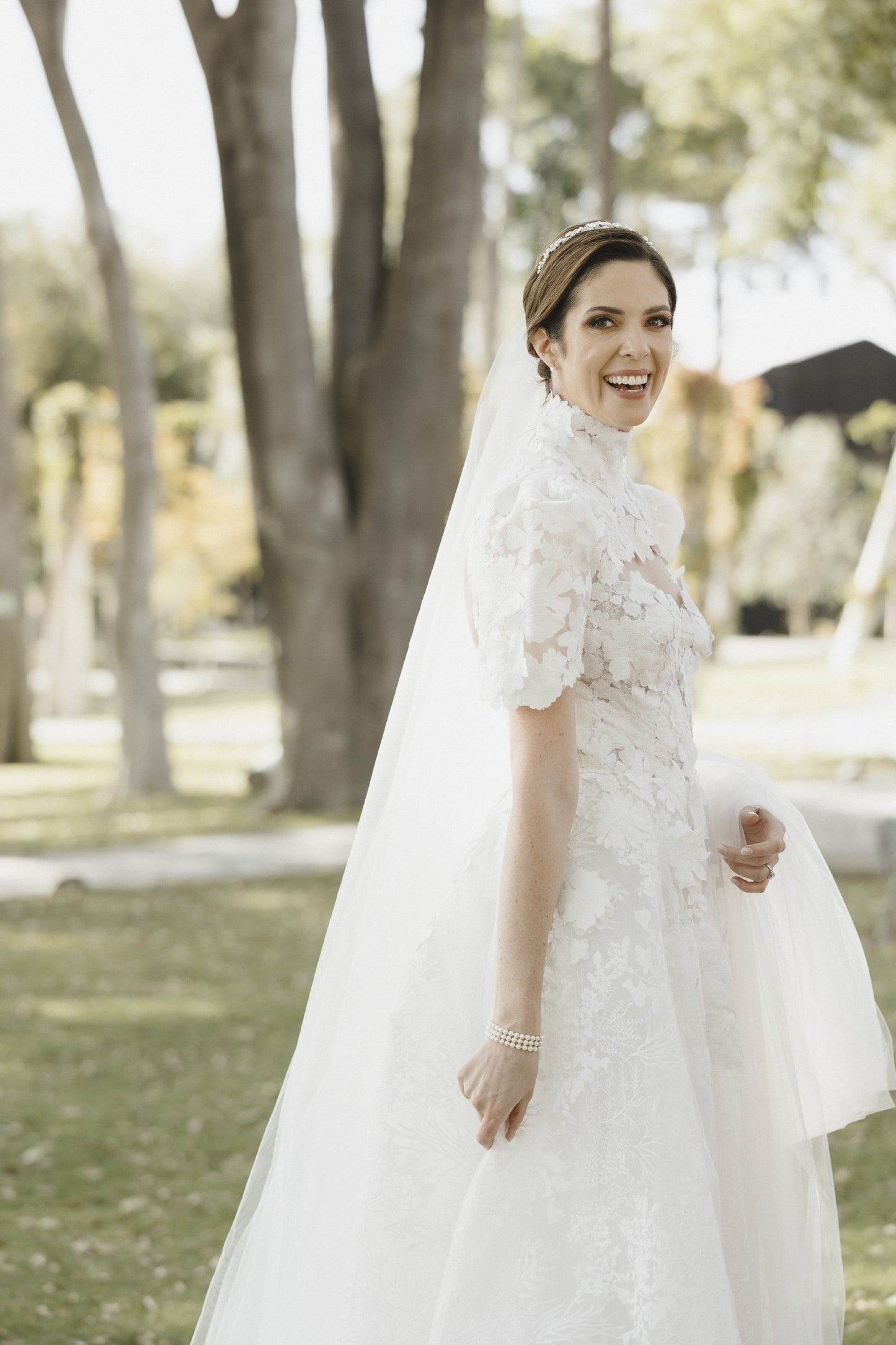 C2023-SS924 - Robe de mariée à manches courtes et col haut avec trou de serrure dans le dos