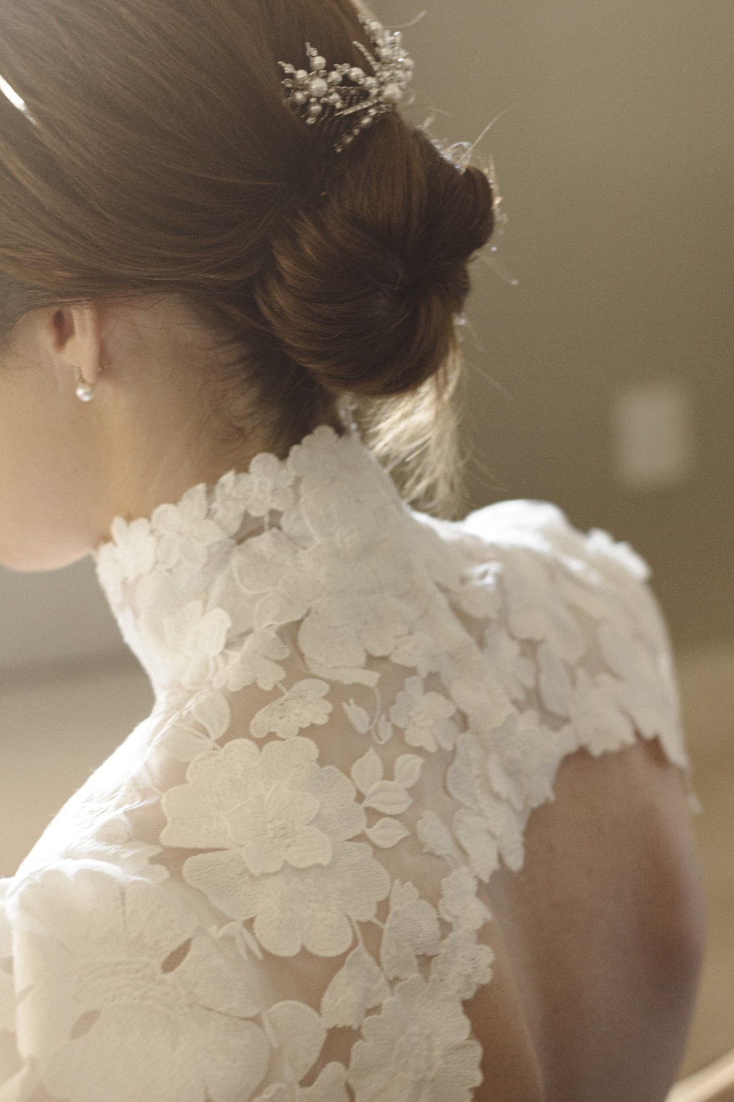 C2023-SS924 - Robe de mariée à manches courtes et col haut avec trou de serrure dans le dos