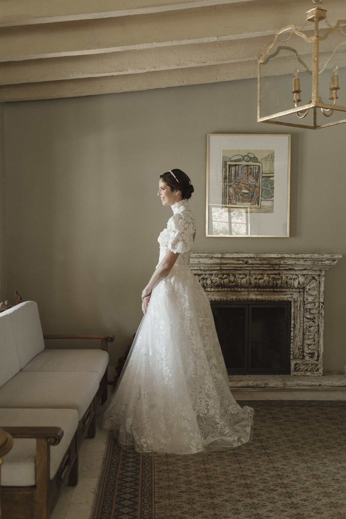 C2023-SS924 - Robe de mariée à manches courtes et col haut avec trou de serrure dans le dos