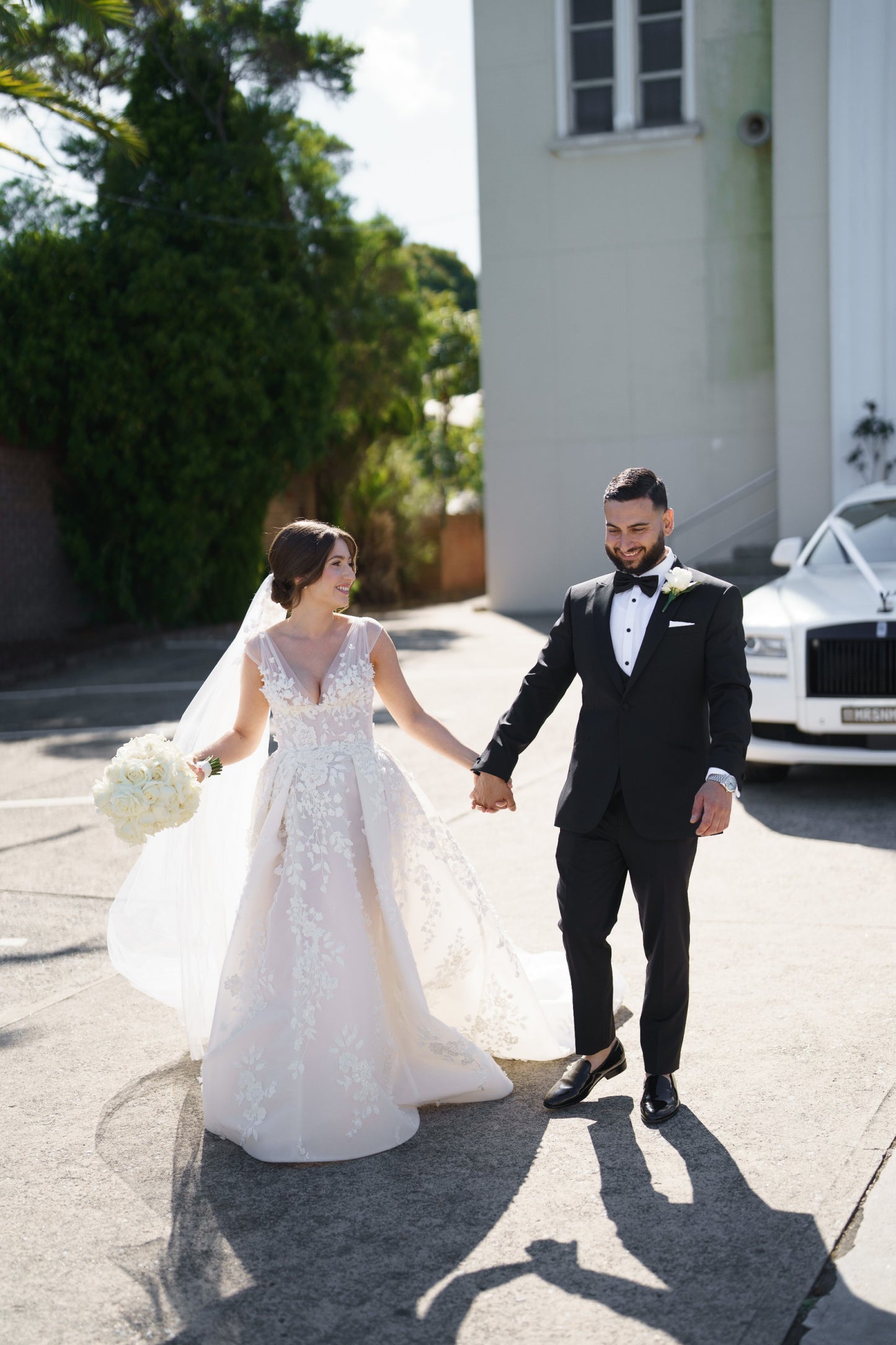 C2023-VS85 - robe de mariée ajustée sans manches à col en V avec surjupe ornée