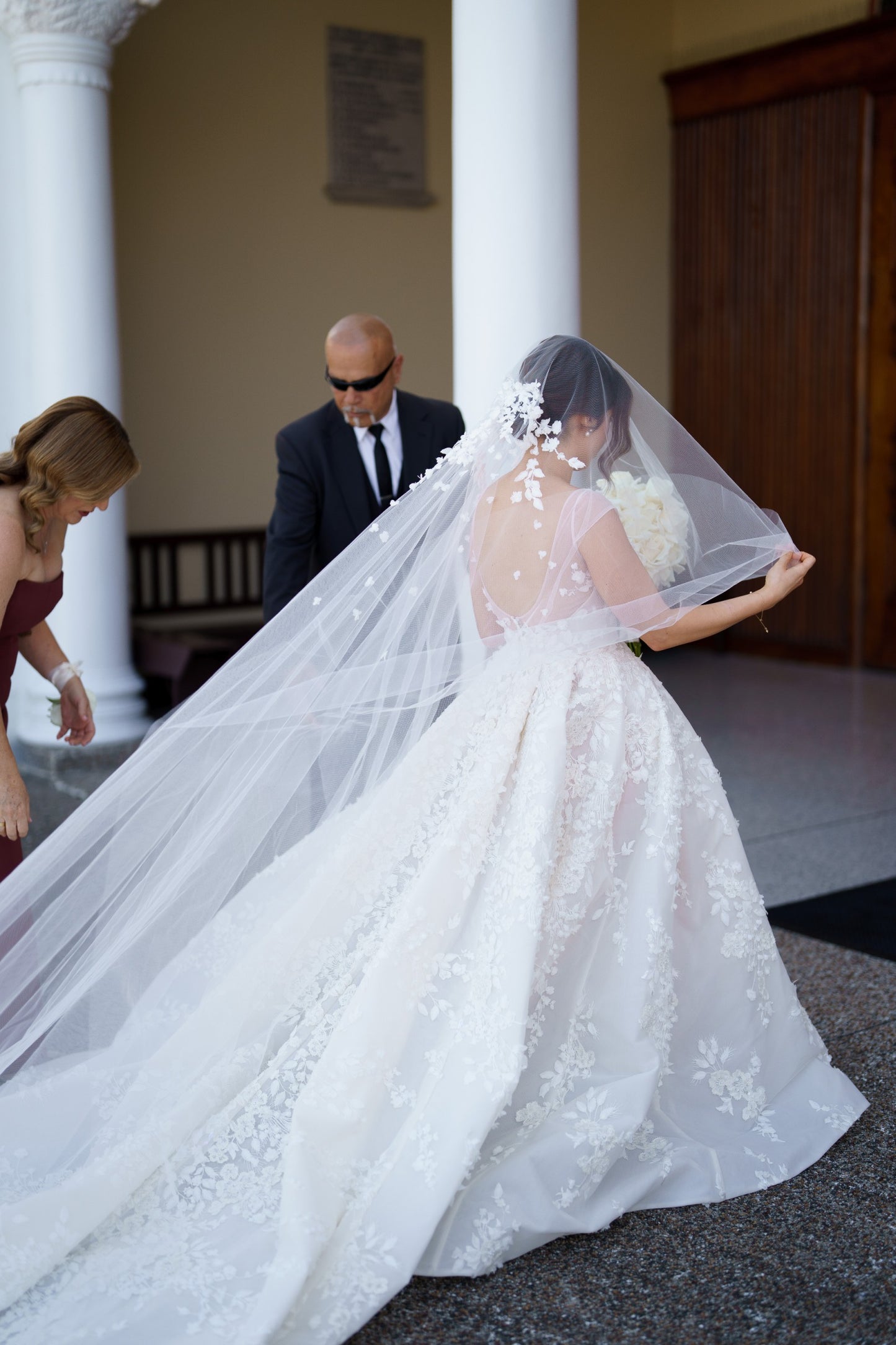C2023-VS85 - robe de mariée ajustée sans manches à col en V avec surjupe ornée