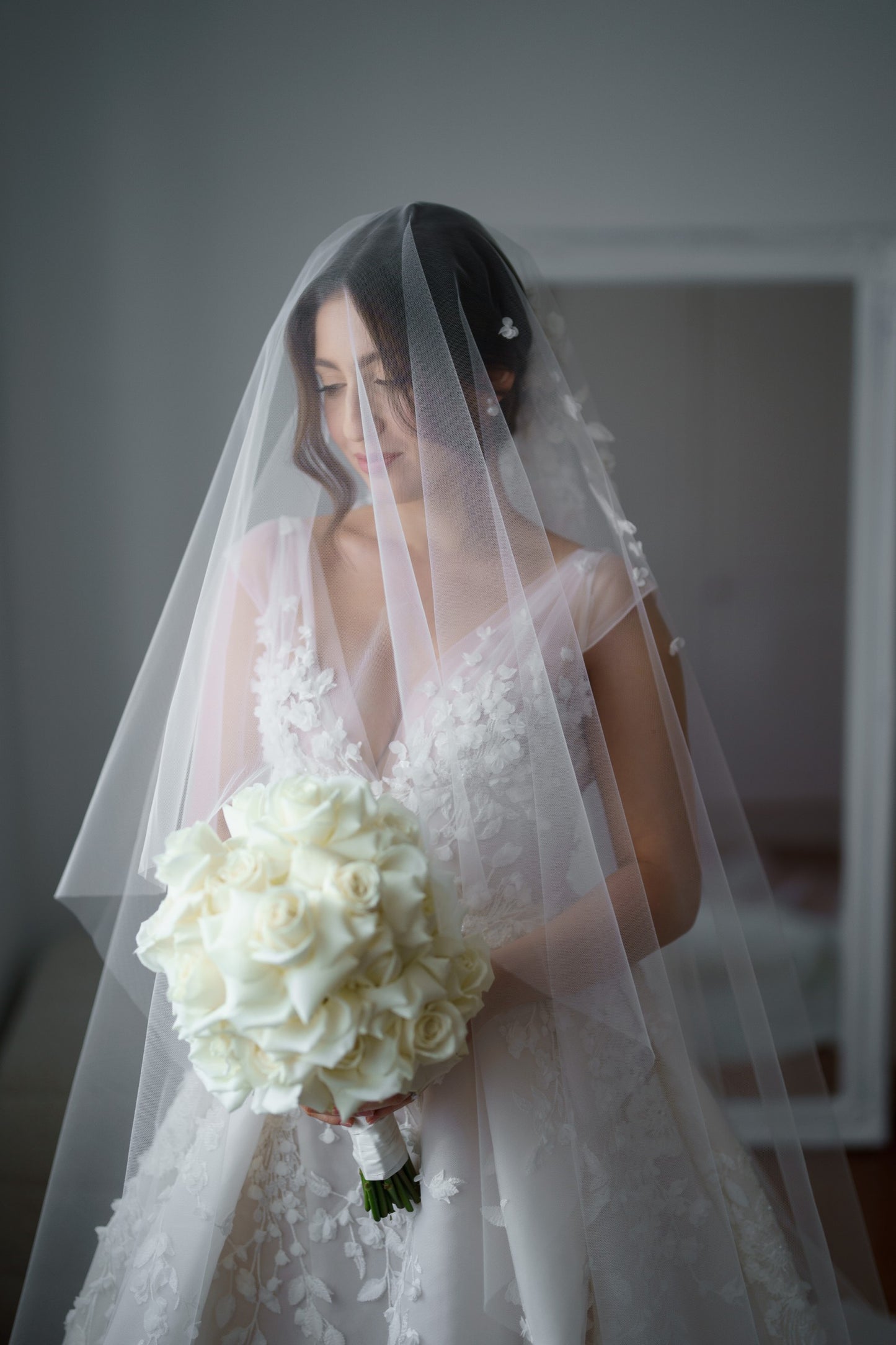 C2023-VS85 - robe de mariée ajustée sans manches à col en V avec surjupe ornée
