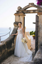 C2023-BL83 - Vestido de novia evasé de encaje con pedrería, escote abierto y sin mangas, con cola capilla