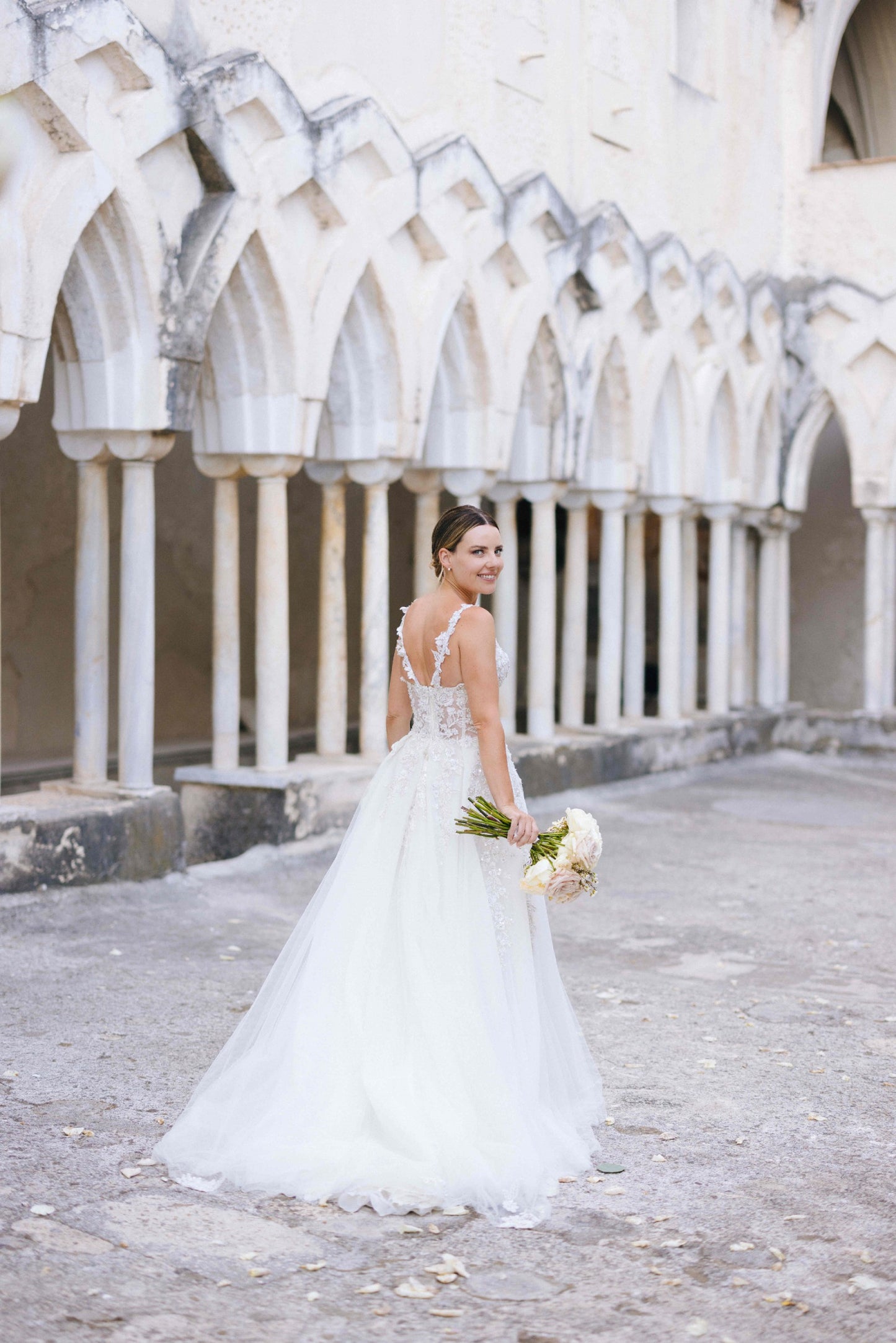 C2023-BL83 - Vestido de novia evasé de encaje con pedrería, escote abierto y sin mangas, con cola capilla