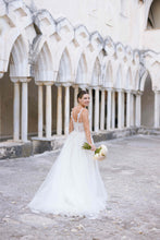 C2023-BL83 - Vestido de novia evasé de encaje con pedrería, escote abierto y sin mangas, con cola capilla
