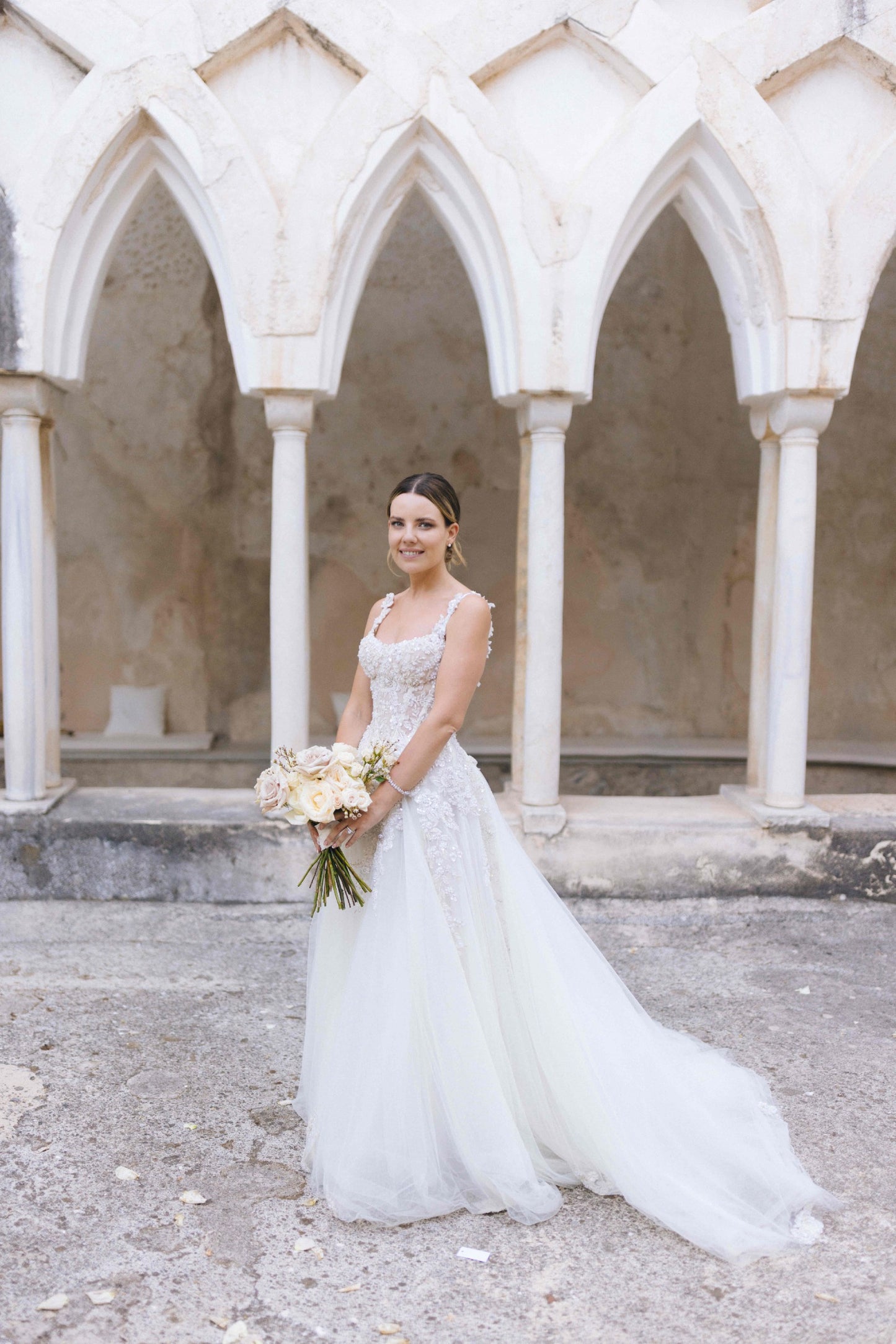 C2023-BL83 - Vestido de novia evasé de encaje con pedrería, escote abierto y sin mangas, con cola capilla