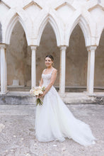 C2023-BL83 - Vestido de novia evasé de encaje con pedrería, escote abierto y sin mangas, con cola capilla
