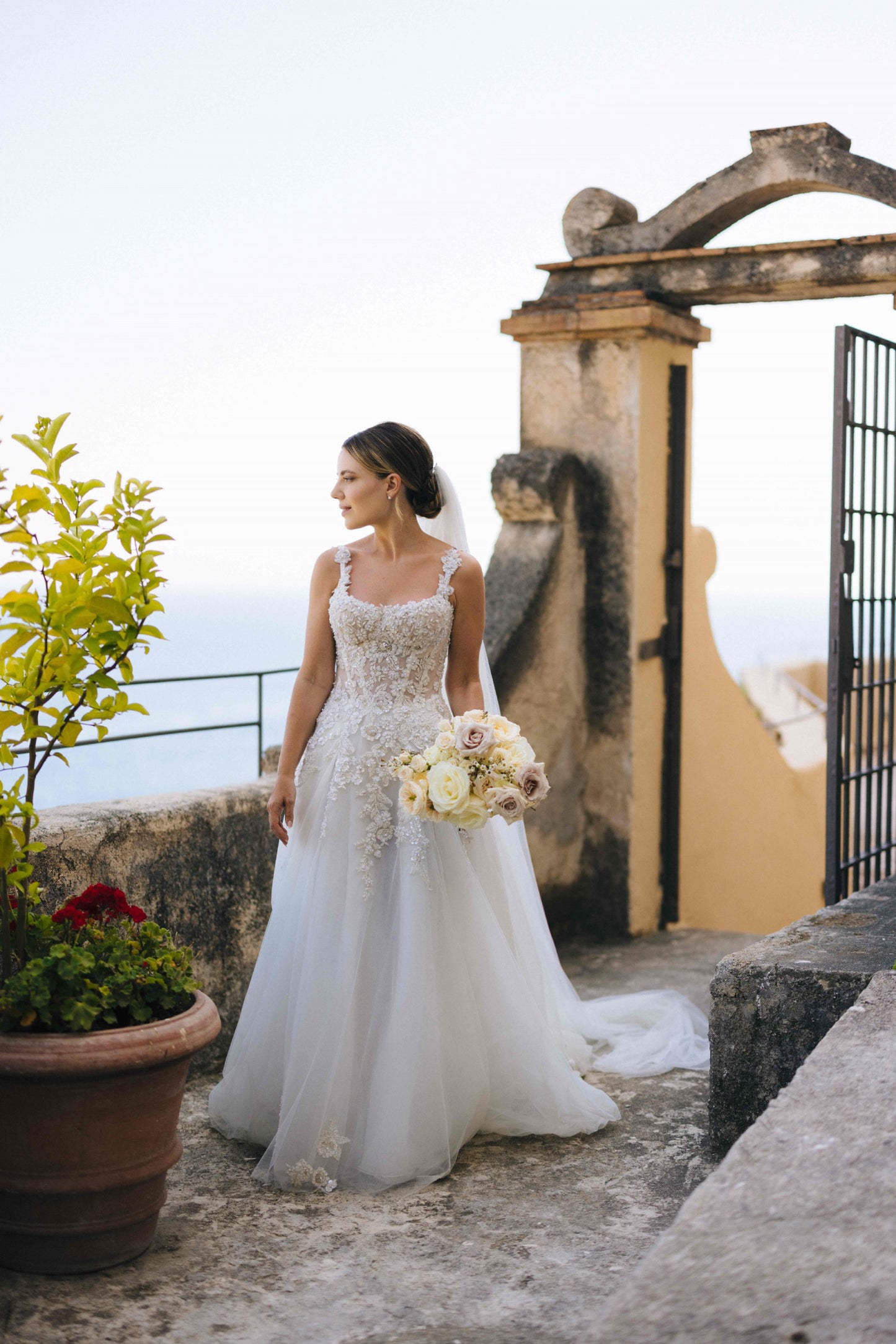 C2023-BL83 - Vestido de novia evasé de encaje con pedrería, escote abierto y sin mangas, con cola capilla
