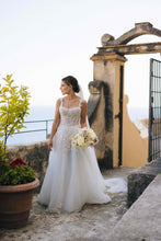 C2023-BL83 - Vestido de novia evasé de encaje con pedrería, escote abierto y sin mangas, con cola capilla