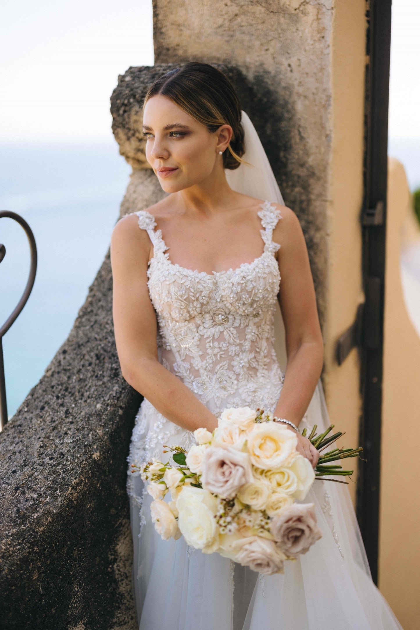 C2023-BL83 - Vestido de novia evasé de encaje con pedrería, escote abierto y sin mangas, con cola capilla