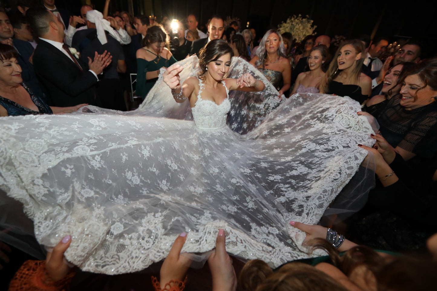 C2023-LA84A - vestido de novia evasé, sin mangas, con cuello abierto y tirantes de encaje