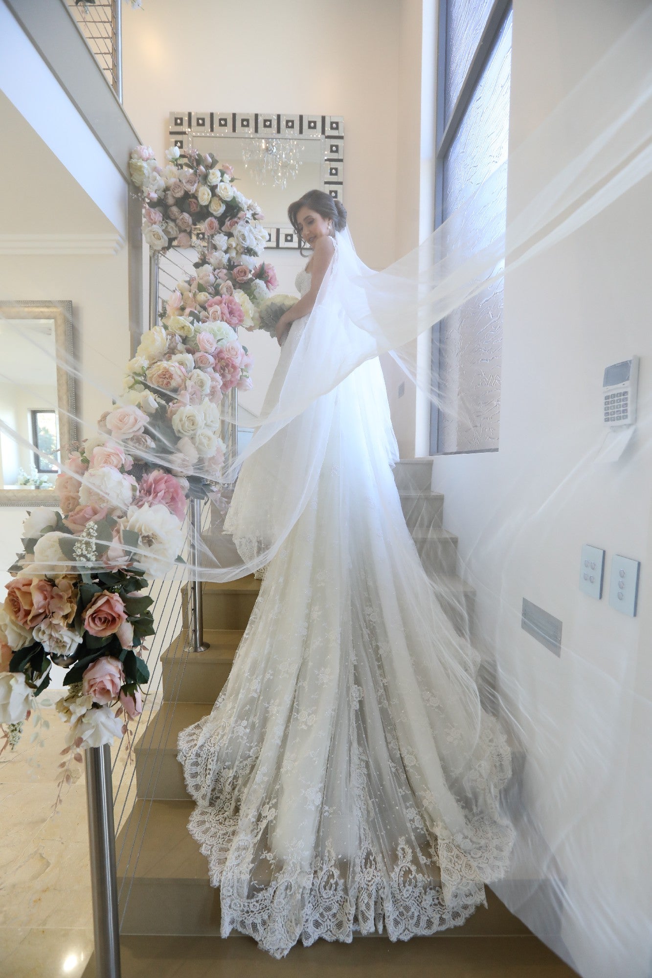 C2023-LA84A - vestido de novia evasé, sin mangas, con cuello abierto y tirantes de encaje