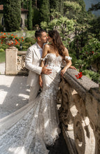 C2023-FL718 - vestido de novia ajustado y con vuelo con hombros descubiertos y encaje con pedrería