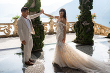 C2023-FL718 - vestido de novia ajustado y con vuelo con hombros descubiertos y encaje con pedrería