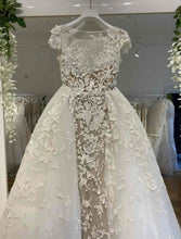 C2023-CS607 - Vestido de novia de encaje bordado con pedrería y manga corta con sobrefalda desmontable