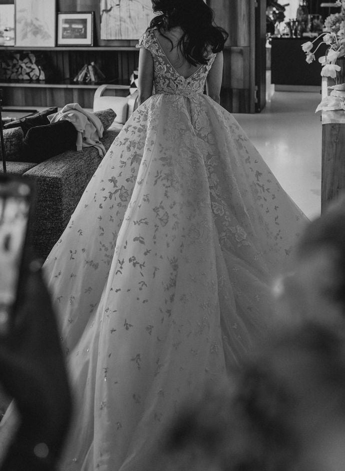 C2023-CS607 - Robe de mariée en dentelle brodée de perles, manches courtes, avec traine surjupe amovible