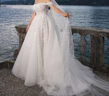 C2023-A644 - Vestido de novia corte A con hombros descubiertos y talla grande con pedrería
