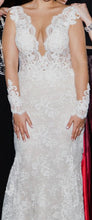 C2023-LS503 - vestido de novia de manga larga de encaje con pedrería y cuello en V transparente