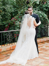 C2023-LS503 - vestido de novia de manga larga de encaje con pedrería y cuello en V transparente