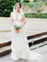 C2023-LS503 - vestido de novia de manga larga de encaje con pedrería y cuello en V transparente