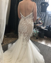 C2023-FFs57 - robe de mariée ajustée et évasée à bretelles fines et perles