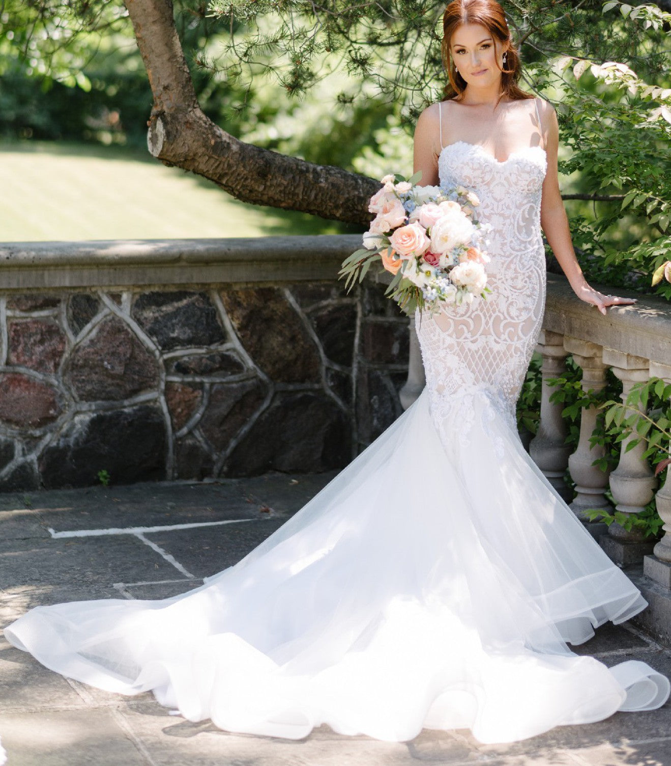 C2023-FFs57 - robe de mariée ajustée et évasée à bretelles fines et perles