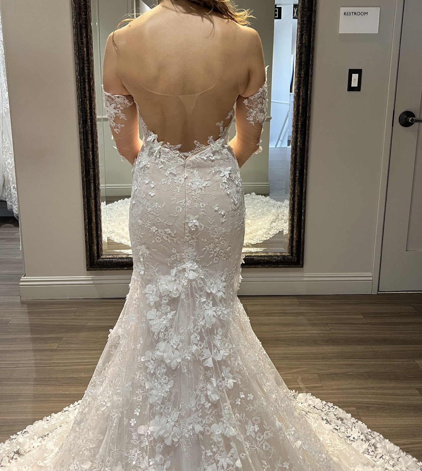C2023-LS49L - Robe de mariée en dentelle perlée, sans bretelles, à manches longues, décolleté illusion