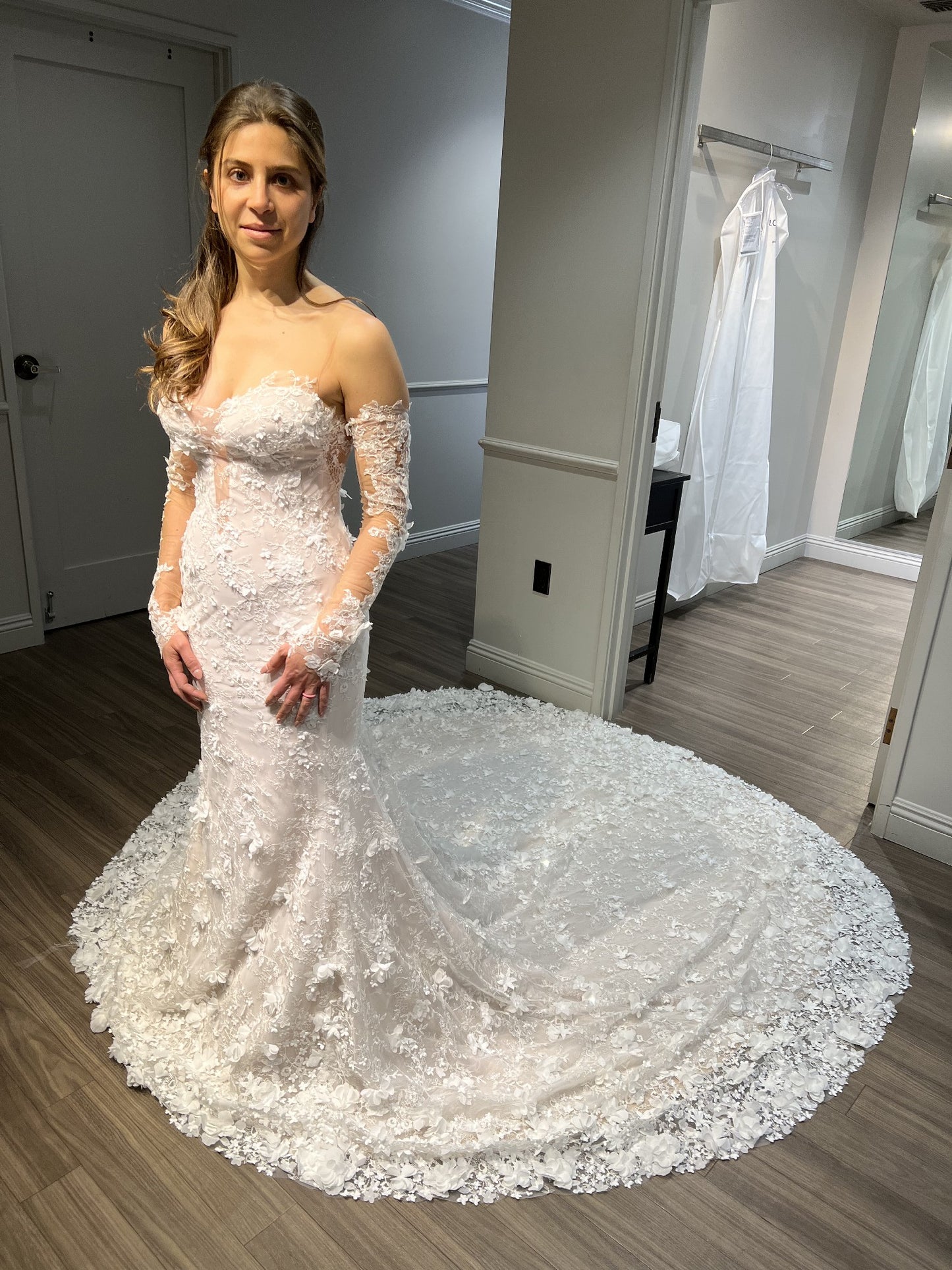 C2023-LS49L - Robe de mariée en dentelle perlée, sans bretelles, à manches longues, décolleté illusion