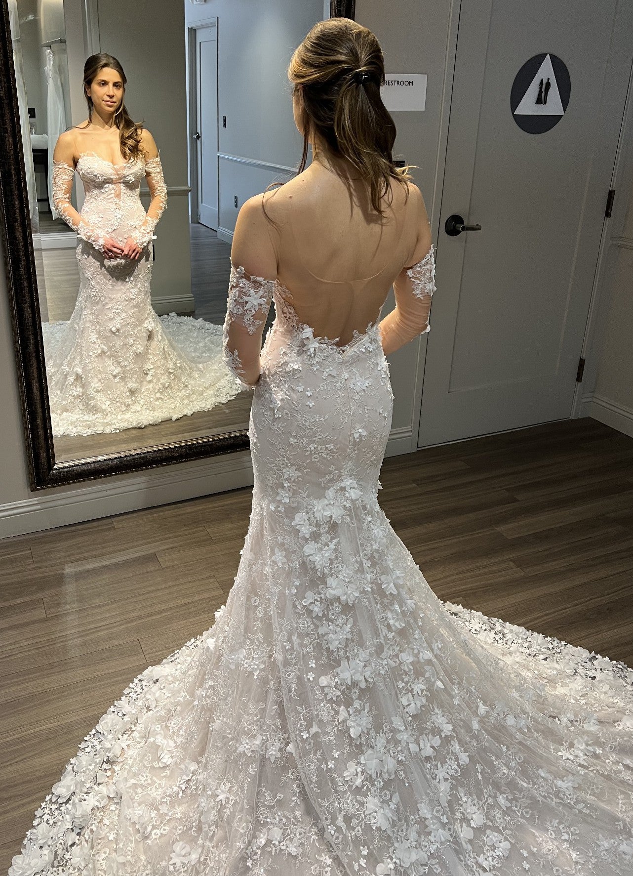 C2023-LS49L - Robe de mariée en dentelle perlée, sans bretelles, à manches longues, décolleté illusion