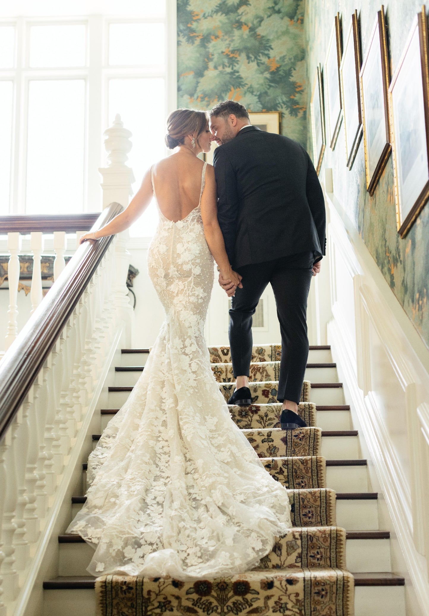 C2023-F351 - Robe de mariée col en V brodée de dentelle perlée