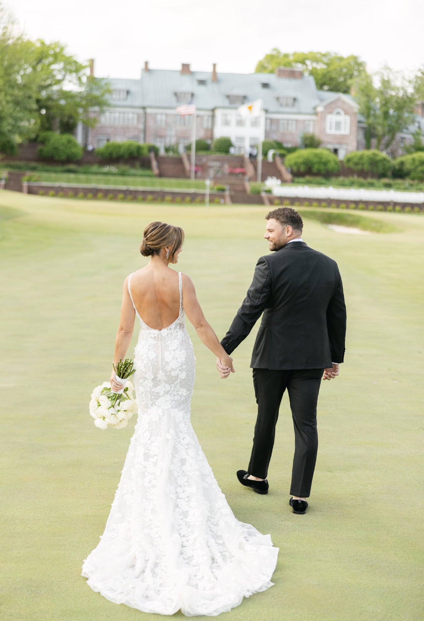 C2023-F351 - Robe de mariée col en V brodée de dentelle perlée