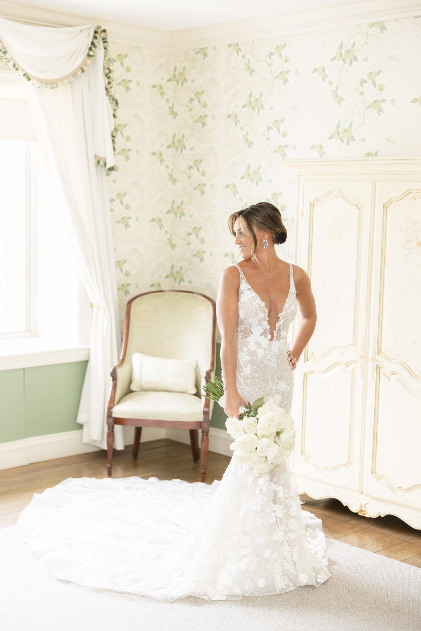 C2023-F351 - Robe de mariée col en V brodée de dentelle perlée