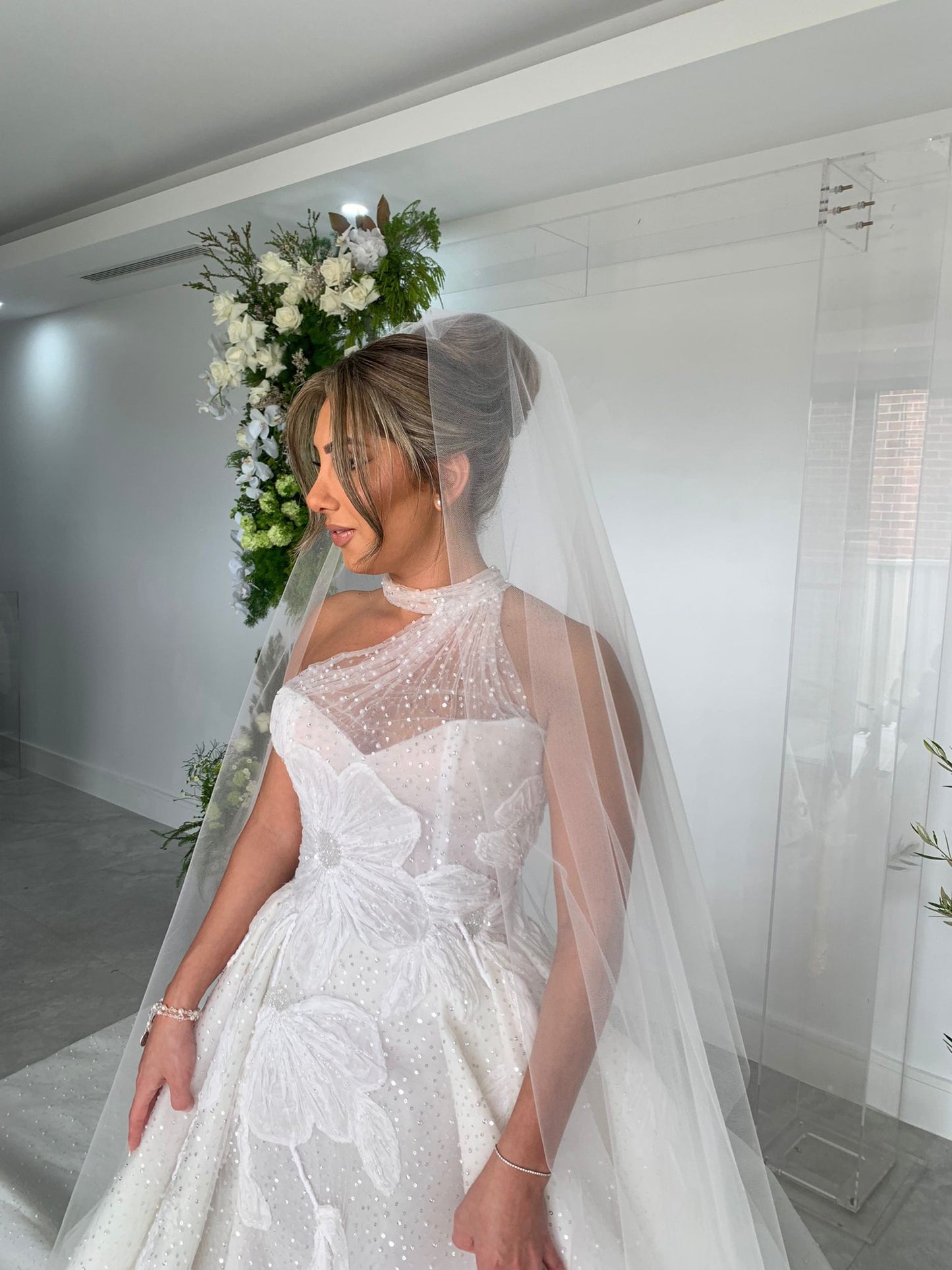 C2023-HBG28 - robe de mariée robe de bal sans manches avec décolleté dos nu et fente