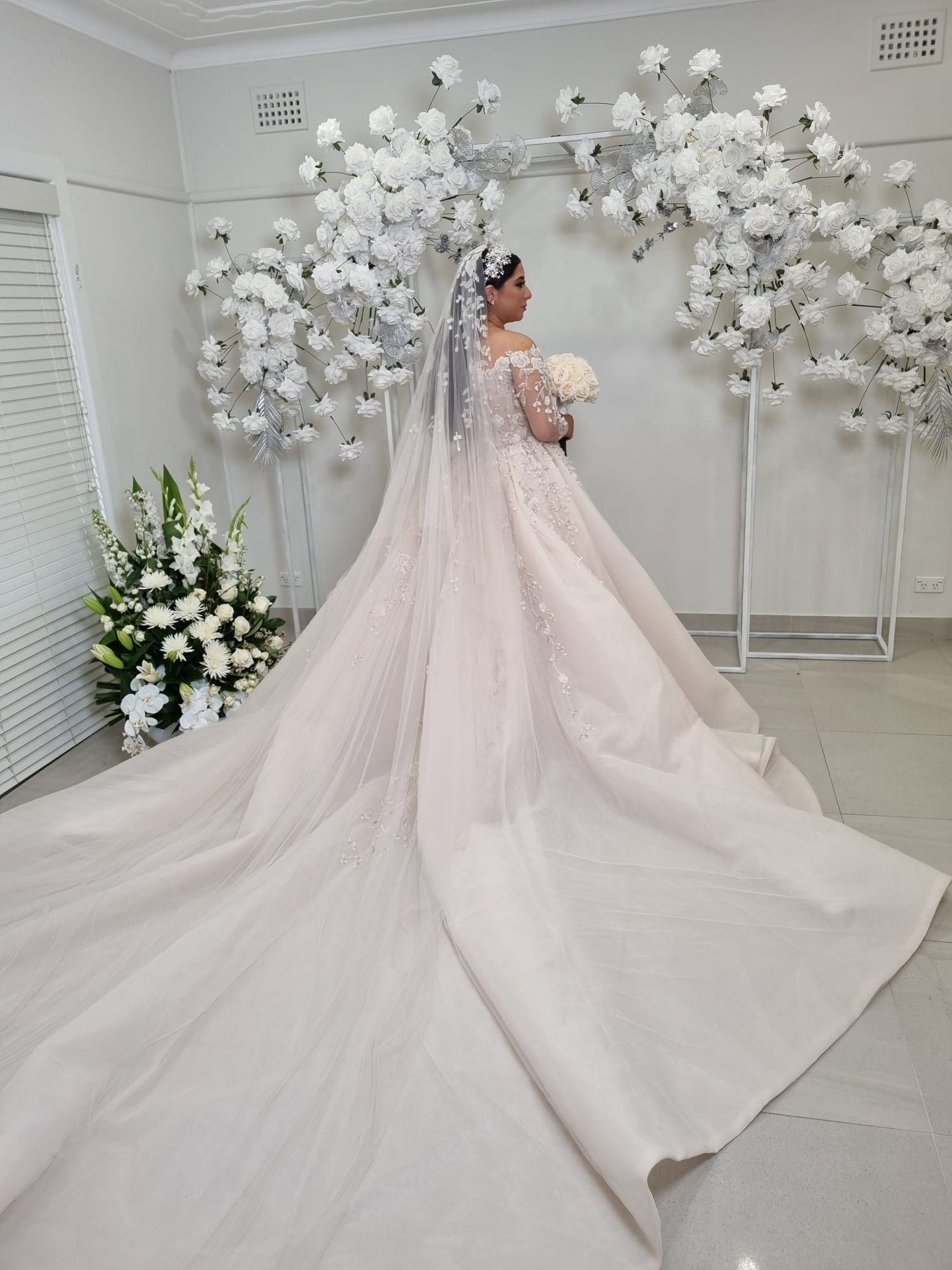 C2023-OS84 - robe de mariée grande taille à épaules dénudées et manches longues