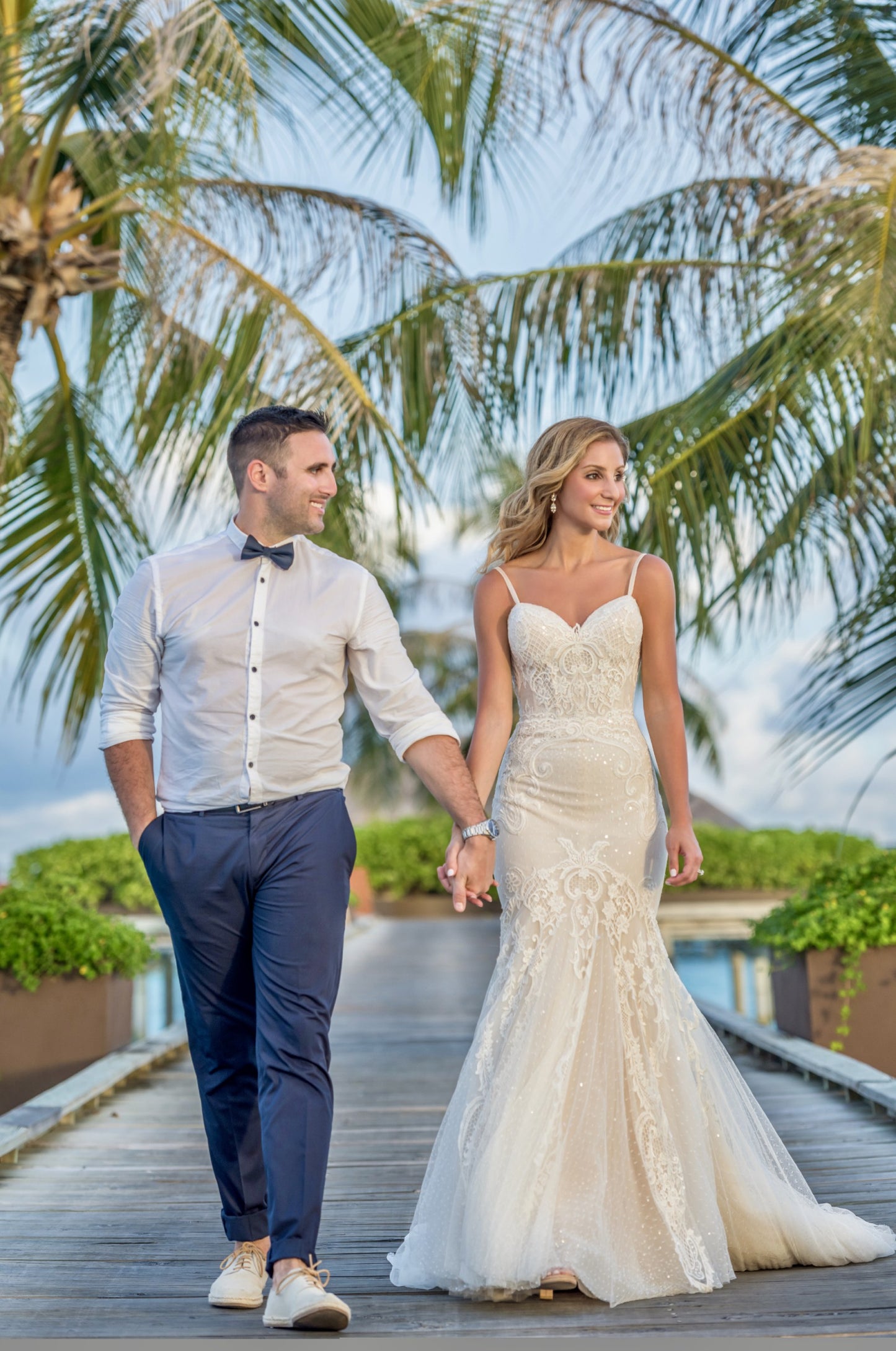 C2023-SS92 - Robe de mariée ajustée et évasée en dentelle à fines bretelles