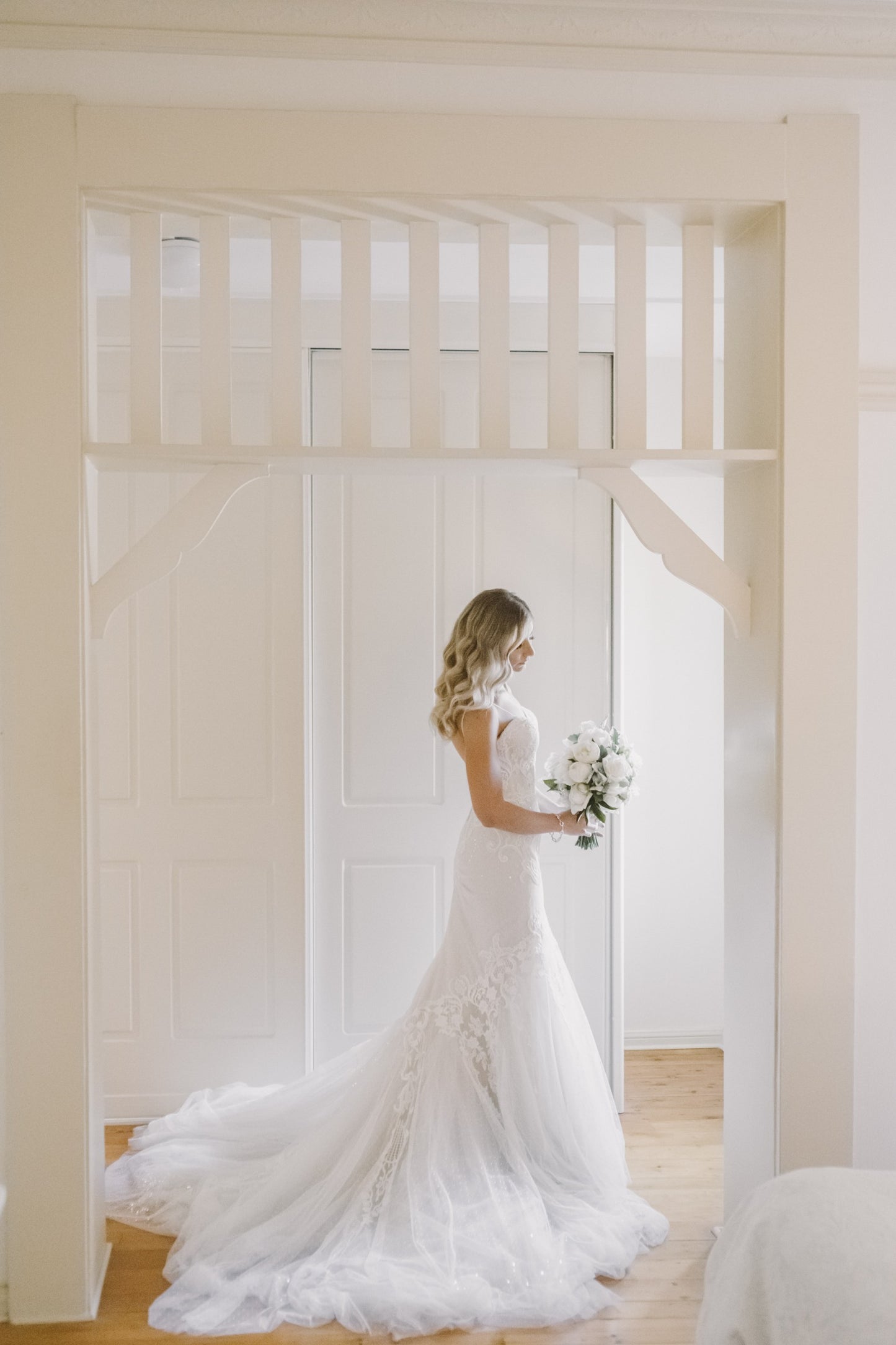 C2023-SS92 - Robe de mariée ajustée et évasée en dentelle à fines bretelles