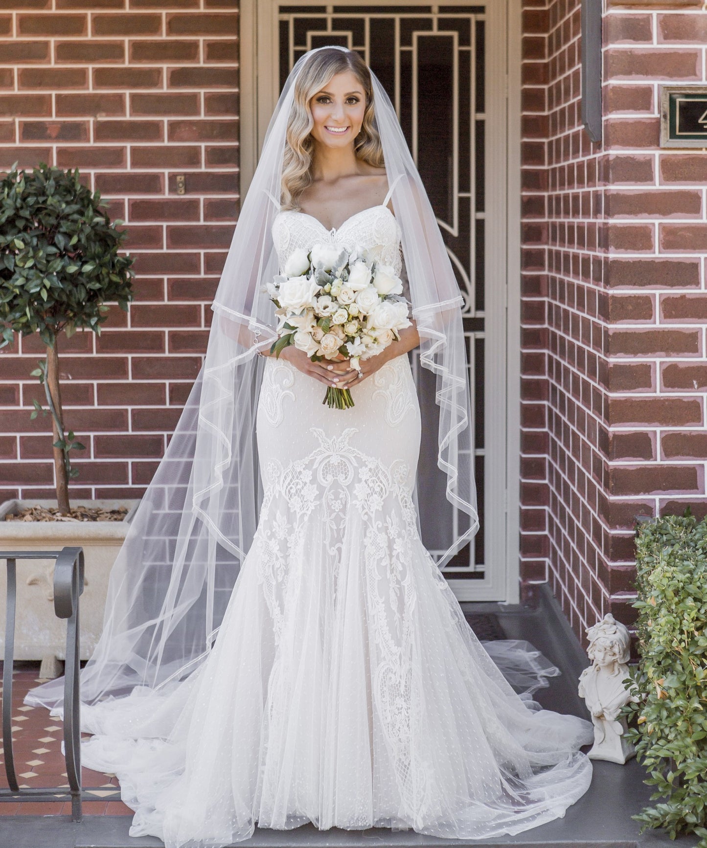 C2023-SS92 - Robe de mariée ajustée et évasée en dentelle à fines bretelles