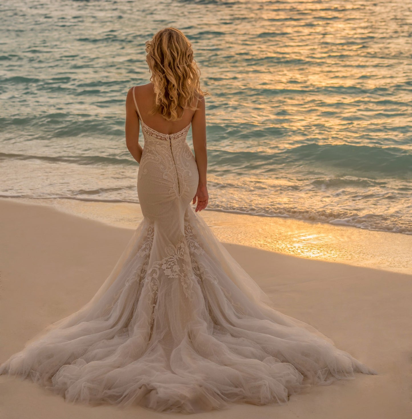 C2023-SS92 - Robe de mariée ajustée et évasée en dentelle à fines bretelles