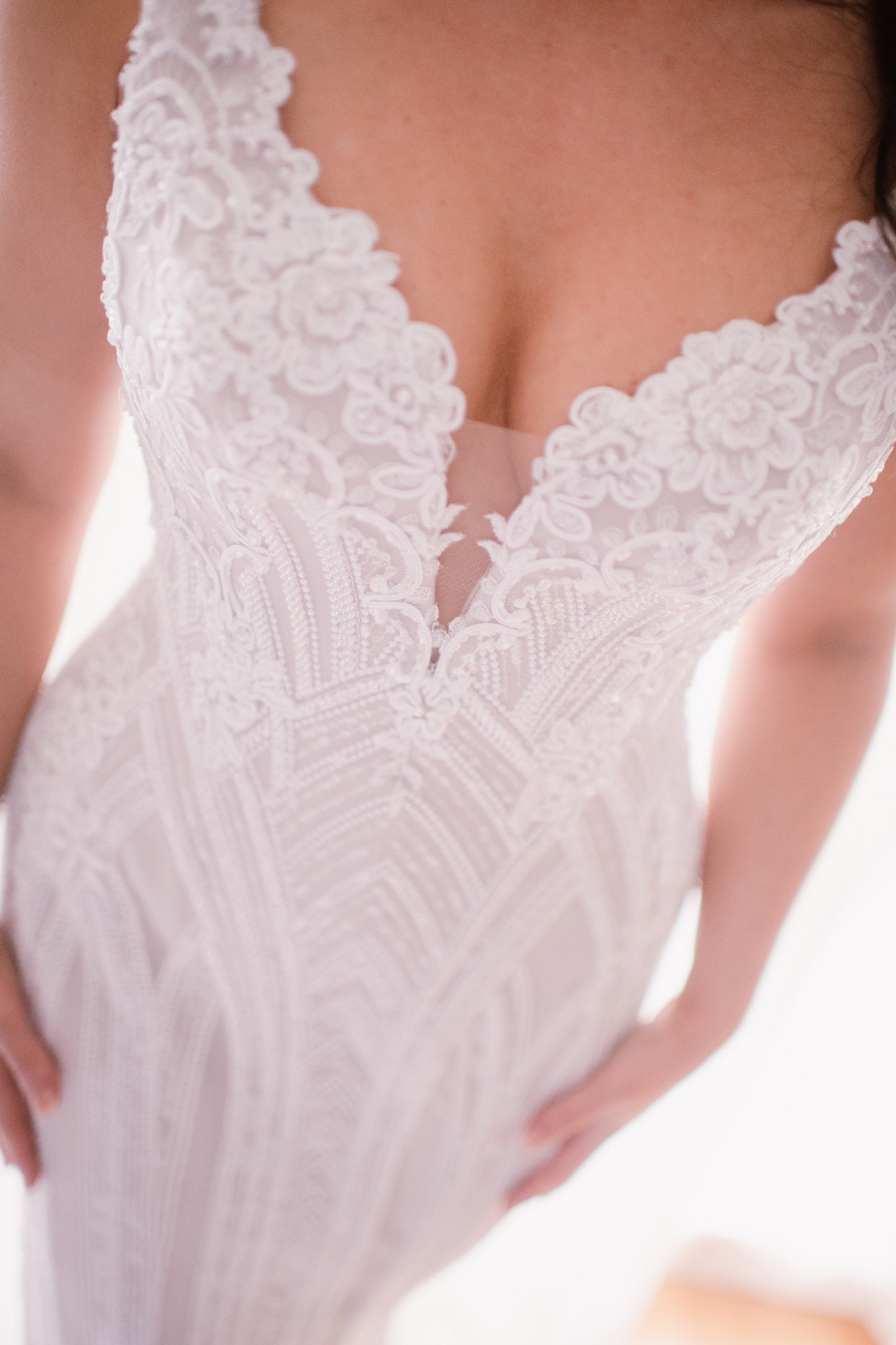 C2023-SF94 - robe de mariée sans manches à col ouvert et broderie de perles